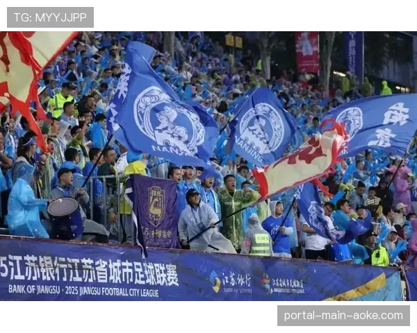 特写：观众席上，一位父亲举着自制标语为首次代表国家队出场的女儿加油